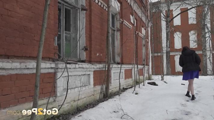 15P Solo girl Alexa bares her big butt while pissing on snow covered ground