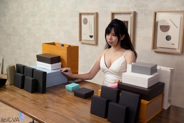20P Pretty Chinese salesgirl Ranako gets seduced and fucked by a customer