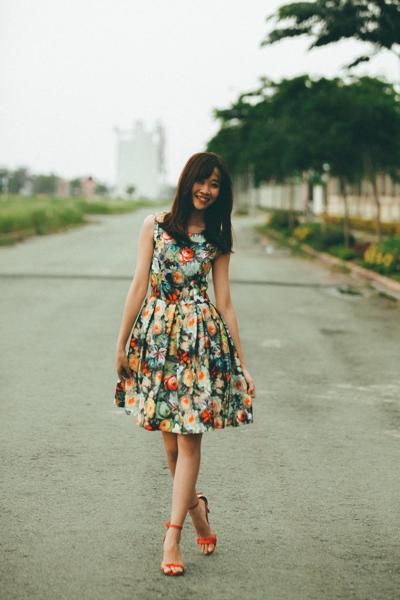 20P Playful Asian babe posing in her hot summer dress and heels in public