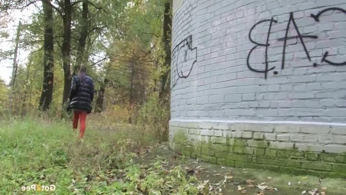 15P 白人少女ダイアナ・スウィートが赤いパンストを下ろして建物の陰でおしっこする