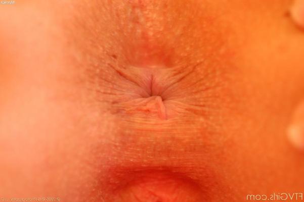 17P Barefoot blonde cups her firm tits prior to vagina gaping closeups
