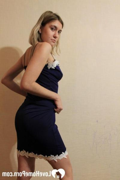20P Sexy amateur flaunts her big booty & fingers herself in a sizzling striptease