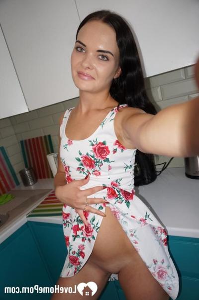20P Brunette beauty shows her tiny tits & big booty in her selfie compilation