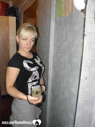 20P Playful blonde amateur shows her sexy body as she strips and takes selfies