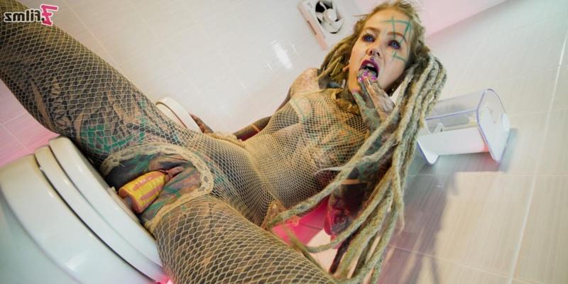15P Heavily tattooed girl Anuskatzz impales her pussy and asshole on a sex toy