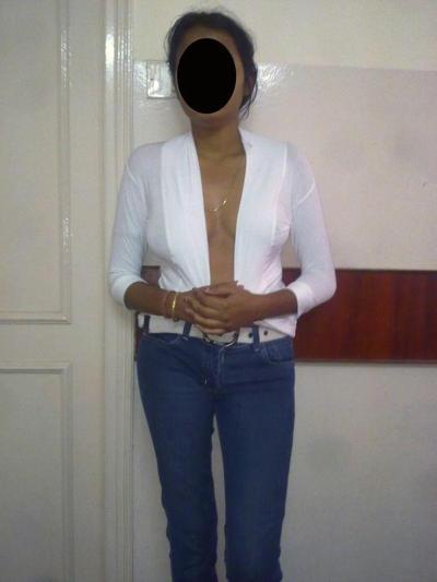10P インド人熟女がブルージーンズを履きながら自然なおっぱいを披露