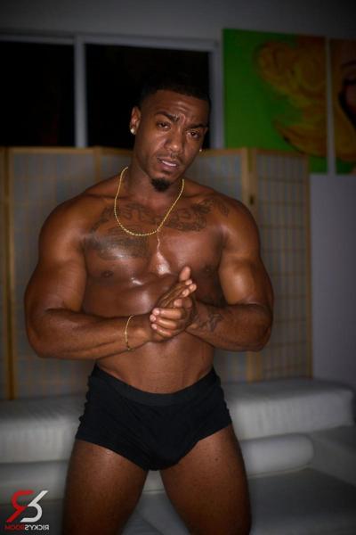 20P Mia Moore & Zerella Skies tongue kiss in front of a hunky black man