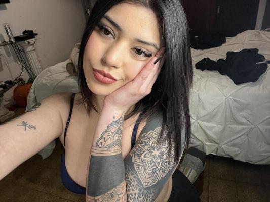 17P Sexy OnlyFans cam babe Mili Pie teases with her big boobs while taking selfies