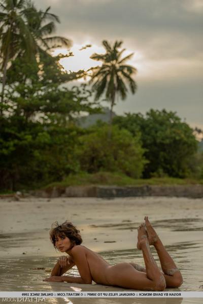 18P Young Thai girl Rosah gets completely naked while in the ocean