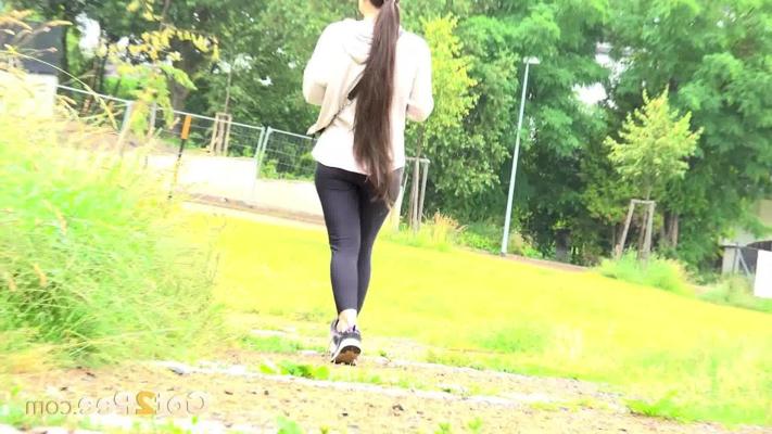 15P 長い髪の少女ララ・フォックスが歩道でおしっこをするために黒いレギンスを引き下げる