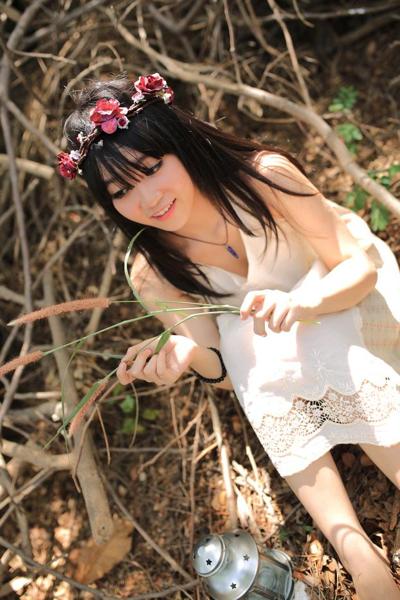 20P Pretty Asian girl posing in her cute white dress in beautiful nature