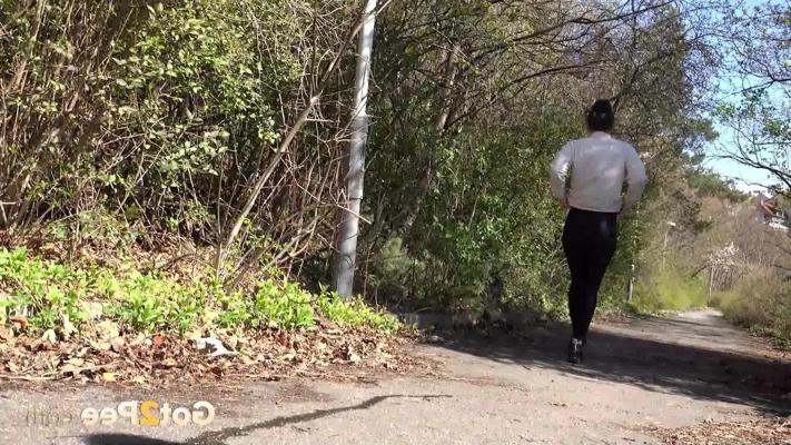 15P White girl Lara Fox pulls down black leggings while pissing on a country road