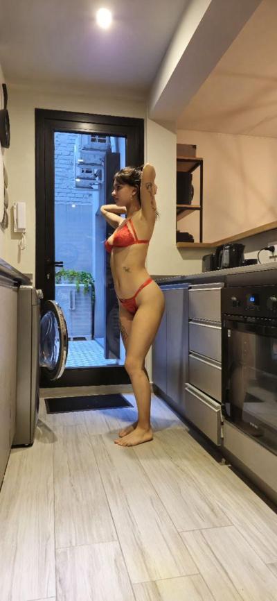 14P Красивая вебкам-модель Onlyfans Карли Лайт показывает свою большую задницу в красном нижнем белье