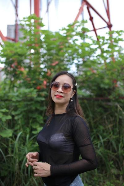 20P Das zierliche asiatische Mädchen Jessica Phuong zeigt in der Öffentlichkeit schamlos ihren BH