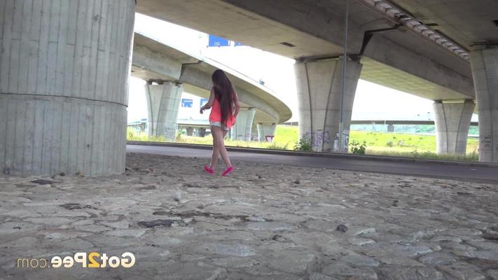 15P Caucasian girl Lara Fox takes a badly needed piss underneath an overpass