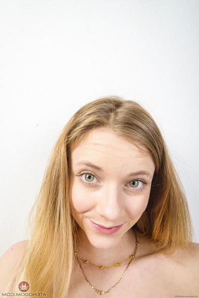 20P Sexy teen Riley Star shows off her big ass & spreads her trimmed pussy