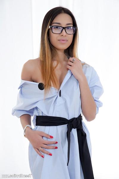 20P セクシーなロシア人美女ロキシー・リップスと彼女の彼氏がハードコアなアナルと膣セックスをする