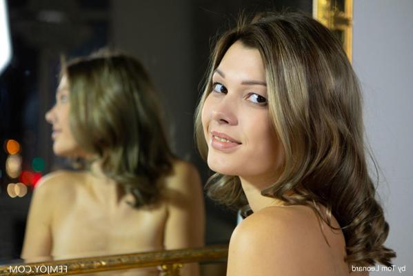 20P Stunning amateur Stefania showing her gorgeous hairy pussy & her round ass