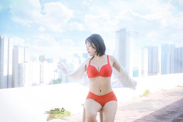 20P Beautiful Vietnamese girl Hellen poses in her red lingerie in public