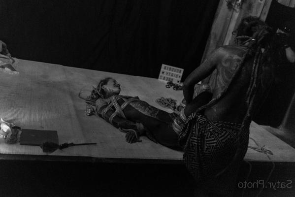 16P Тяжело татуированную женщину связали верёвкой и подвесили к потолку.