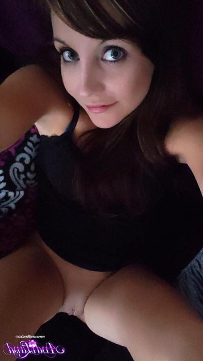 15P Teen amateur Andi Land takes nude and non-nude self shots
