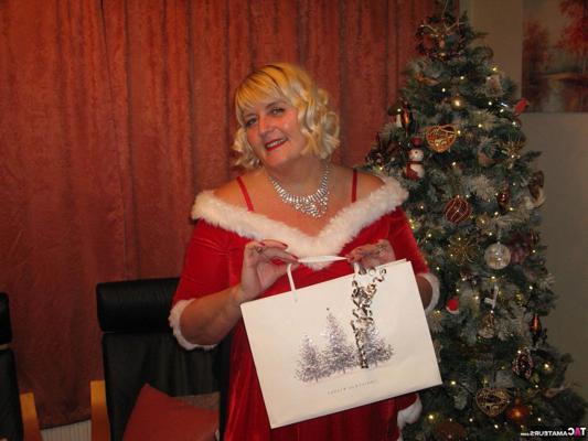 16P Blonde BBW Chrissy Uk shows her big ass and boobs by a Christmas tree