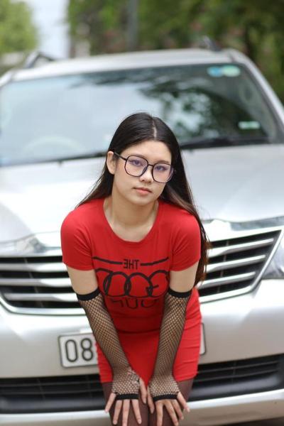 20P Das süße asiatische Babe mit Brille Natalia posiert in ihrem engen Kleid in der Öffentlichkeit