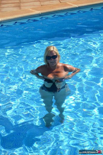 20P Middle-aged blonde Sweet Susi releases her boobs from a swimsuit in a pool