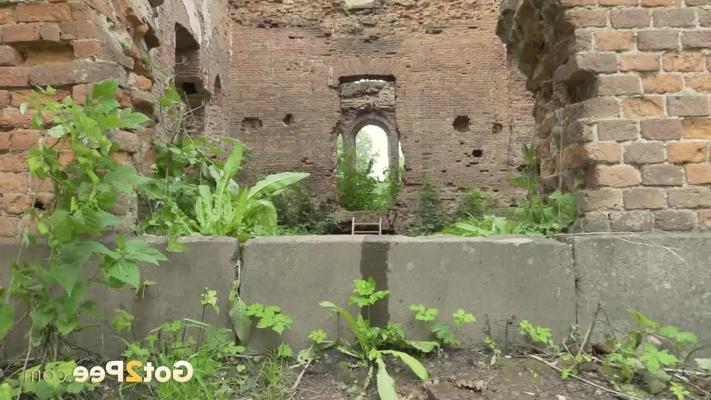 15P White girl Kristina gets caught taking a big piss at an abandon site