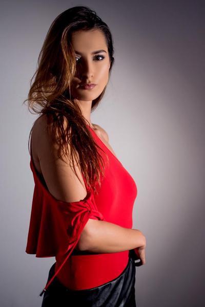 12P Beautiful babe Lara Kole posing in her sexy top & short skirt in a solo