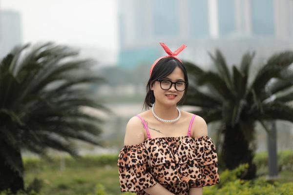 20P Voluptuous Asian babe with glasses posing in her leopard outfit in public