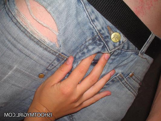 14P Amateur vixen Tanya lets her man play with her nipples & pussy in the bathroom