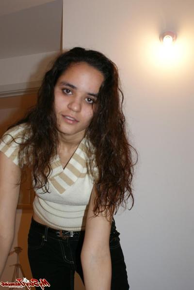 12P Indian solo girl reveals her brassiere while changing her clothing