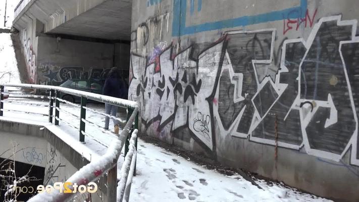 15P エスペランサは雪に覆われた地面で切実に小便をする