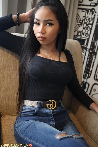 20P 小柄なアジア人美女サラが素晴らしい巨乳と黒の下着を披露