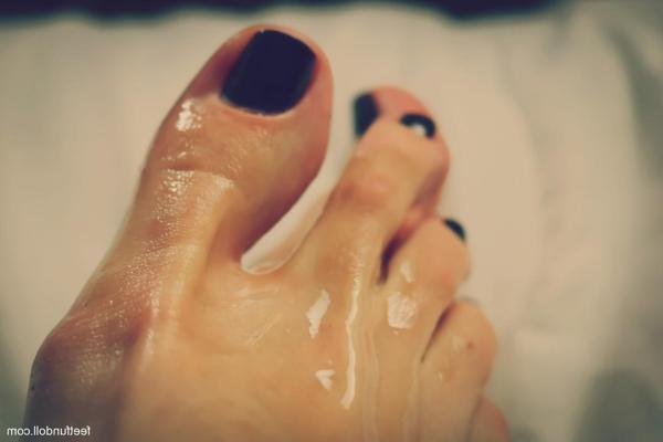 20P Attractive brunette babe Lisa Dove worshiping her delicious feet and toes