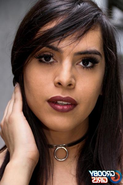 16P セクシーなニューハーフのアマンダ・テイラーが黒いドレスを持ち上げてペニスでからかう