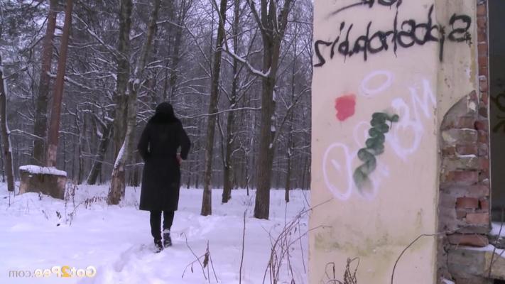 15P Caucasian woman Dasha pees in abandoned building during the winter