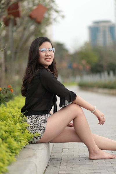 20P Barefoot Asian babe flaunts her sexy legs outdoors wearing a miniskirt