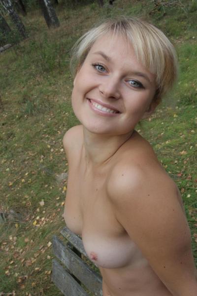 20P Blonde honey Katar unveils her natural tits and booty on a bench in the park