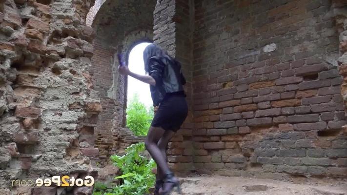 15P Dark-haired girl Natasha takes a piss outdoors while wearing sunglasses