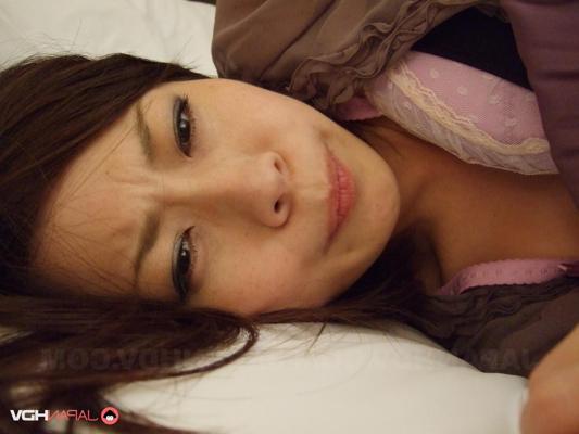 20P 巨乳日本人妻沢田樹里が毛皮で覆われた愛穴を指で弄られおもちゃにされる