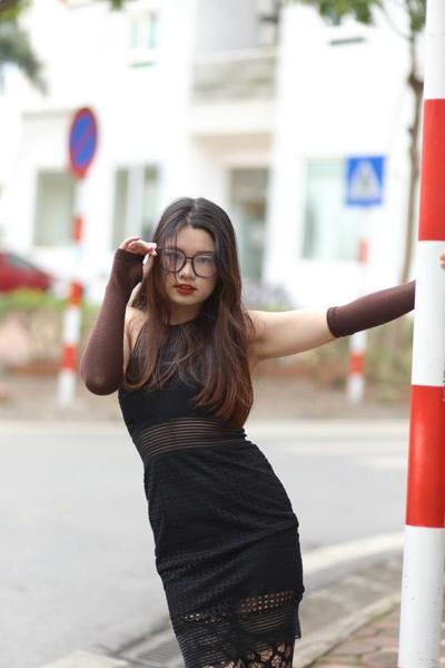 20P Glamorous Asian girl with glasses Natalia poses in her sexy outfit in public