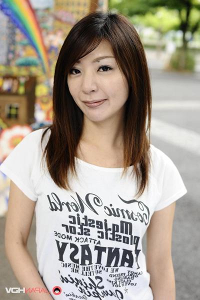 15P Japanese solo girl Tomomi Matsuda poses outdoors in a T-shirt and denim shorts