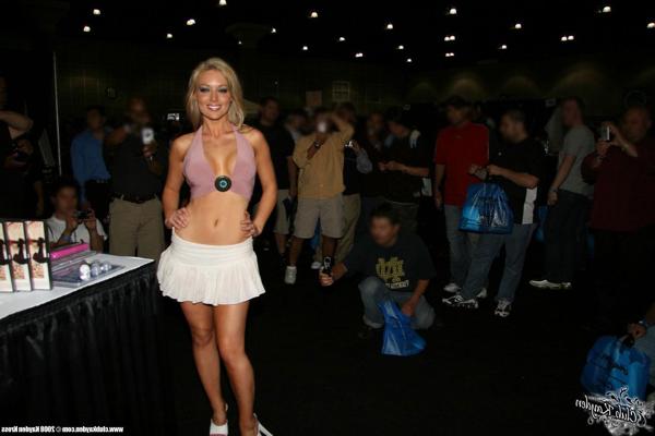 20P La glamorosa estrella porno kayden kross posa con falda corta, tacones y top