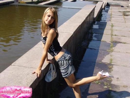 10P Joven flaca con falda corta se quita las bragas para caminar bajo el sol