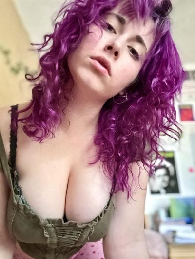 14P Sexy OnlyFans cam model Sam Squeebs teases with her beautiful big boobs