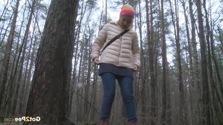 15P Blonde girl Anya pulls down her jeans for a piss in the woods