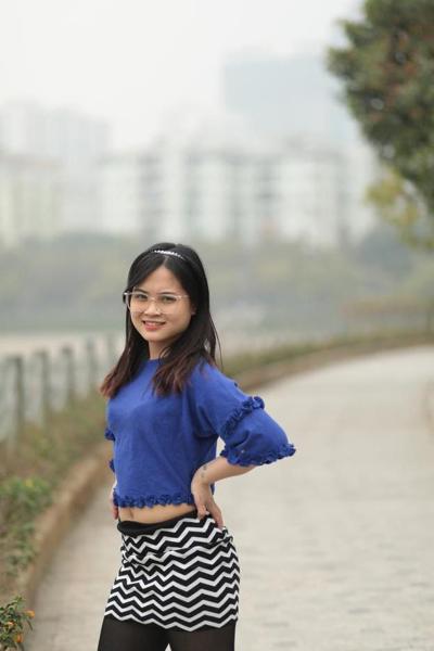 20P Gorgeous Asian model with glasses flashing her sexy bra in public