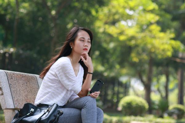 20P Breathtaking Asian girl posing in her white shirt and jeans in public